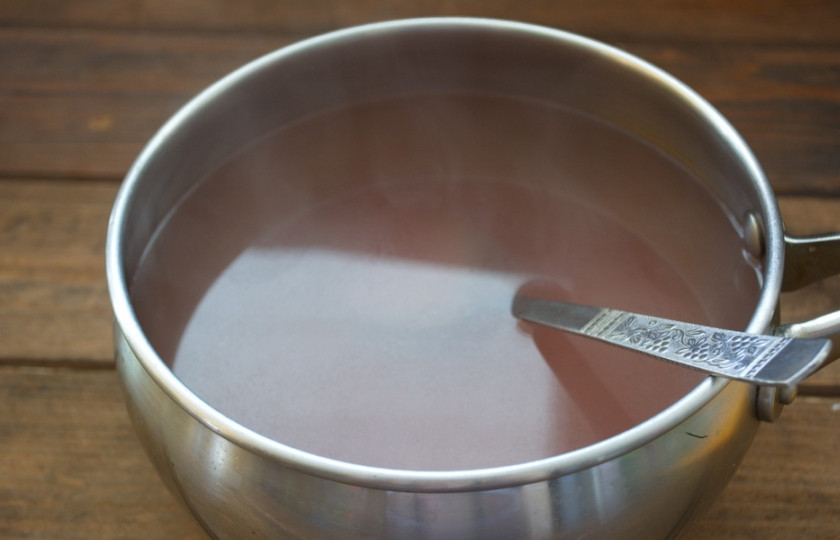 1. Этап. Кисель из варенья и крахмала: В кипящую воду добавьте варенье. Перемешайте и дайте закипеть.