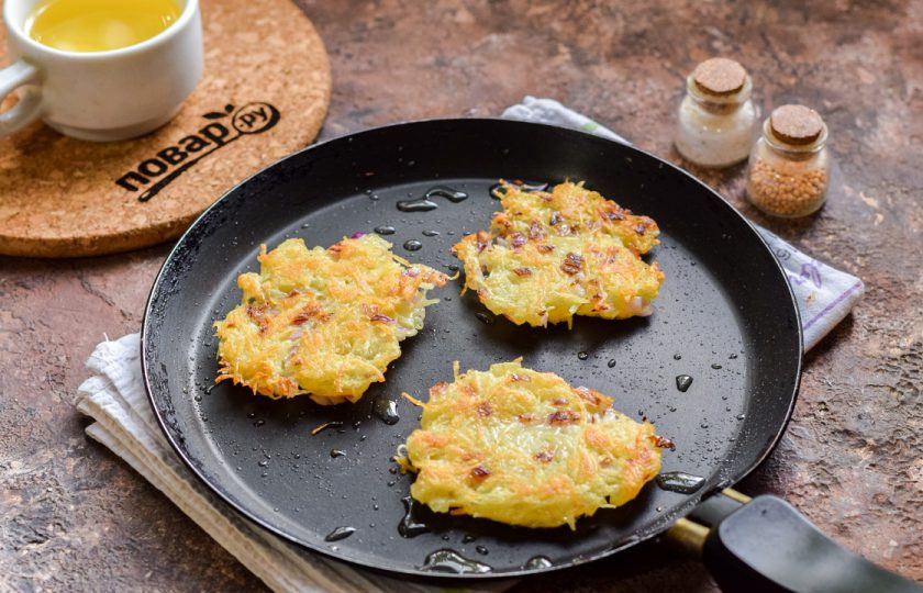 1. Этап. Белорусский завтрак: Жарьте драники до золотистой корочки, по 2-3 минуты с каждой стороны.