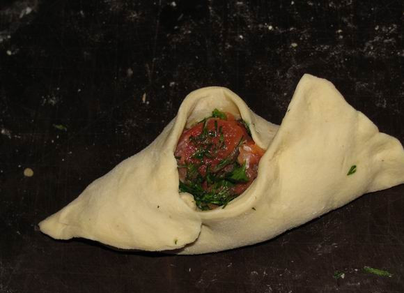 1. Этап. Пирожки с красной рыбой: 6. Завернуть пирожок полностью или, оставив небольшую дырочку сверху.