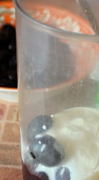 1. Этап. Чернично-виноградный смузи: В посуду для измельчения поместить виноград, чернику, йогурт (я взяла 