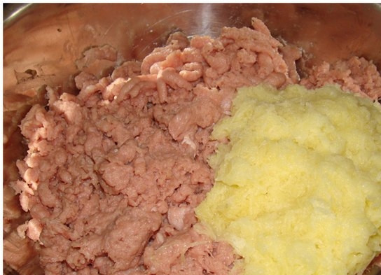 1. Этап. Вафельные котлеты: 2. Картофель вымыть, почистить и также пропустить через мясорубку или натереть на терке.