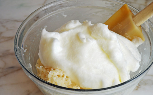 1. Этап. Кокосанки: 4. Выложите в мисочку белки, аккуратно лопаткой вмешайте их, чтобы не потерять воздушность.