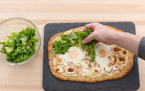 1. Этап. Пицца с творогом: 6. Выложите на готовый корж и распределите ровным слоем. Вот и весь секрет, как приготовить пиццу с творогом и зеленью. Приятного аппетита!