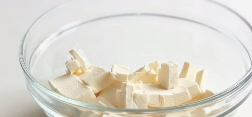 1. Этап. Лазанья овощная из лаваша: 3. Затем добавьте помидоры, посолите, поперчите и готовьте еще 10-15 минут, периодически помешивая. Для соуса плавленые сырки нарежьте кубиками и разогрейте в микроволновке.