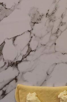 1. Этап. Отрывной пирог с творогом: 7 шариков теста слепить следующим образом. Раскатать, смазать растопленным сливочным маслом, сложить пополам, по краям положить по 1 ч. л. творожной начинки.