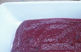 1. Этап. Закусочные бутерброды с тунцом: Набухший желатин распустите на водяной бане или в микроволновке и соедините со свеклой. Вылейте в подходящую форму и уберите в холодильник до полного застывания.