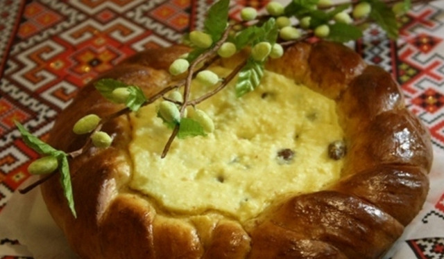 1. Этап. Румынский козунак с творогом: Смажьте края изделия взбитым перепелиным яйцом с молоком и медом. Поставьте козунак в духовку, разогретую до ста восьмидесяти градусов на сорок минут.