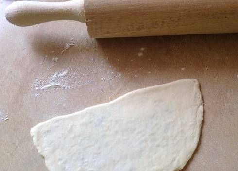 1. Этап. Чуду: И накрываем второй половиной лепешки (как чебурек). Затем скалкой дополнительно 