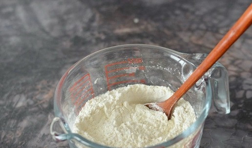 1. Этап. Булочки сахарные из ночного теста: Соедините в миске муку с солью и сахаром