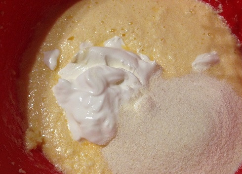 1. Этап. Кекс с клюквой и цукатами Новогодний: Всыпаем манку и добавляем сметану. Перемешиваем.