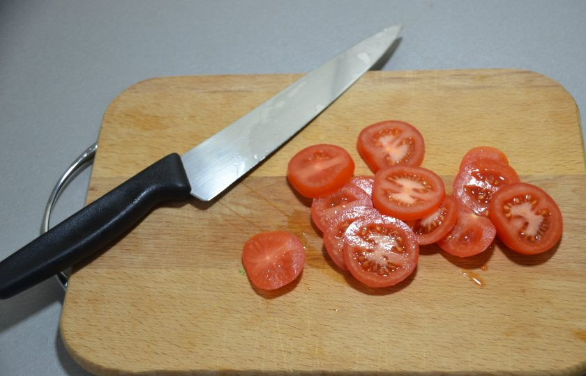 1. Этап. Пицца Миланская: Тонко нарежьте помидоры.