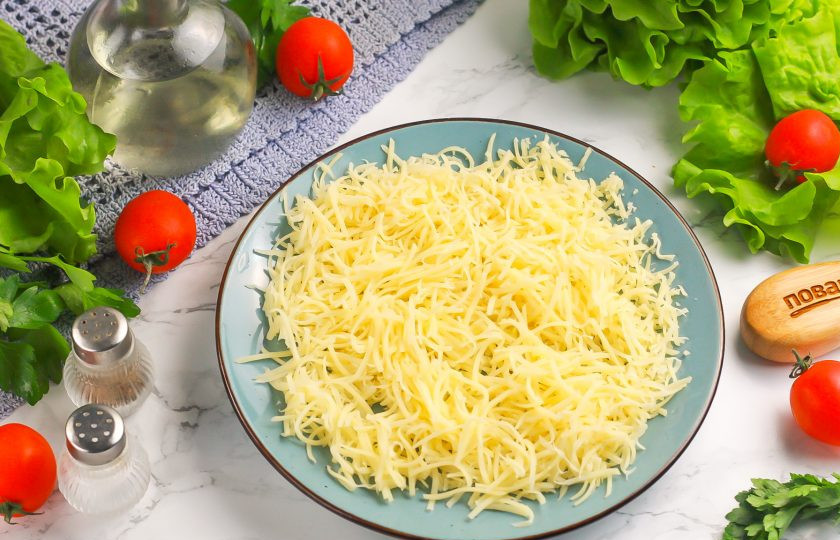 1. Этап. Блинчики с сыром и беконом: Натрите твердый сыр на терке с мелкими ячейками или нарежьте мелкими кубиками.