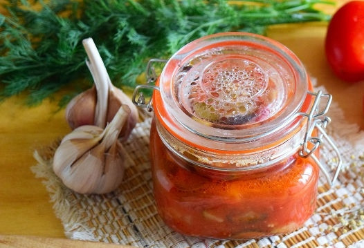 1. Этап. Салат на зиму из баклажанов: 11. В конце останется только разложить салатик по стерилизованным баночкам и оставить до полного остывания, укутав одеялом.