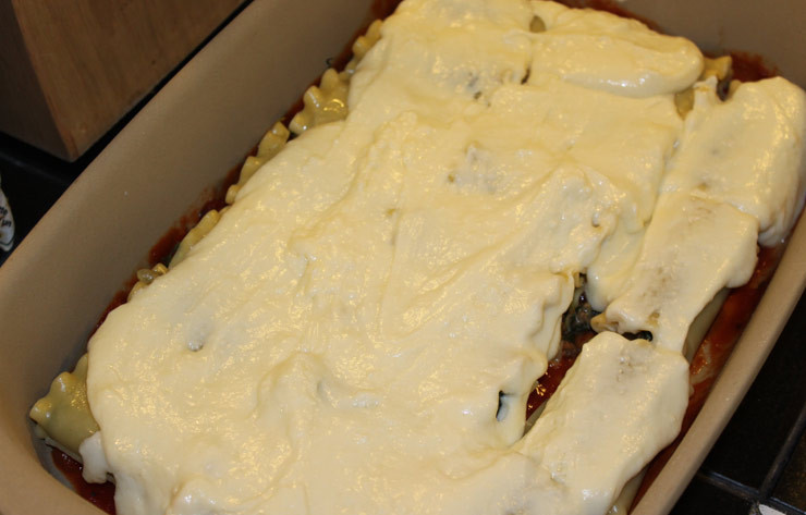 1. Этап. Каннеллони в томатном соусе: 5. Выложить соус 