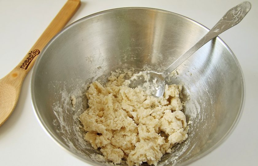 1. Этап. Диетические чебуреки: Добавьте кипяток и быстро перемешайте.