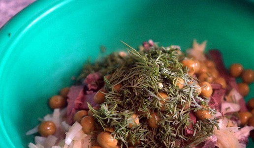 1. Этап. Салат с говяжьим сердцем и маринованными овощами: Отправить его в миску.