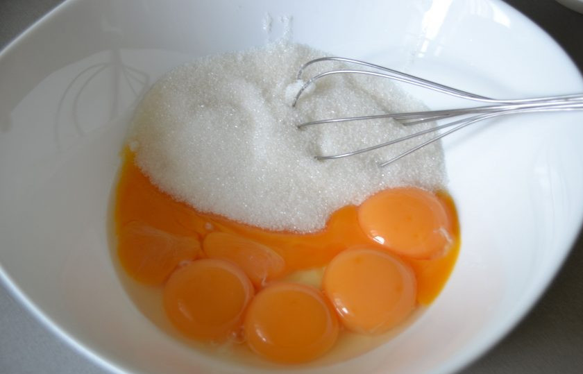 1. Этап. Глазурь для эклеров: Разотрите 130 грамм сахара и 6 яичных желтков.