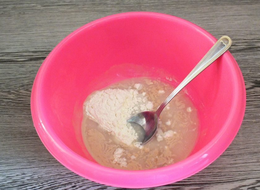 1. Этап. Дрожжевые булочки с какао: В глубокой чаше соедините теплую воду, дрожжи, сахар 1 ст.л. (из общего количества), муку 2 ст.л. (из общего количества). Хорошо размешайте. Оставьте на 15 минут при комнатной температуре.