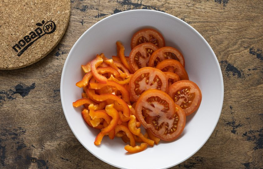 1. Этап. Салат Бакинский с баклажанами: Болгарский перец помойте, удалите семена и хвостик. Нарежьте соломкой. Помидоры нарежьте кружочками.