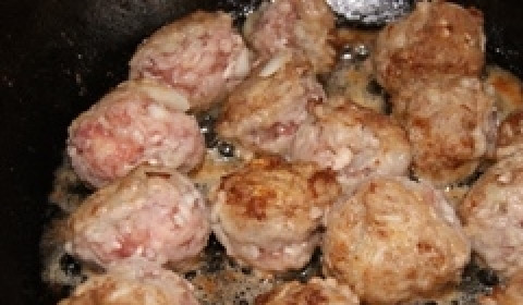 1. Этап. Суп с тефтелями: Обжарим тефтели на сковороде и помещаем в кипящую воду.