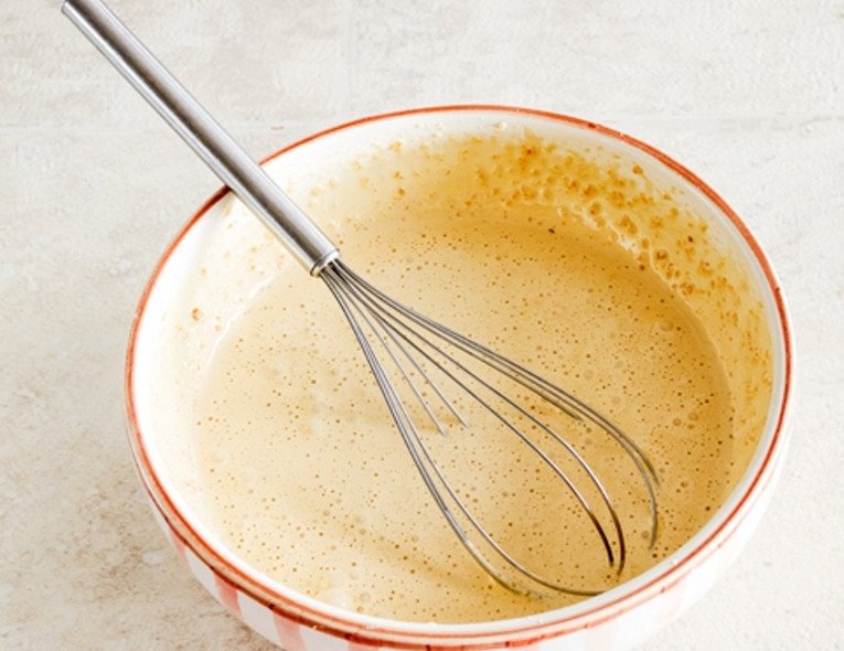 1. Этап. Шоколадный брауни из кабачков: Для теста взбейте яйца с сахаром.