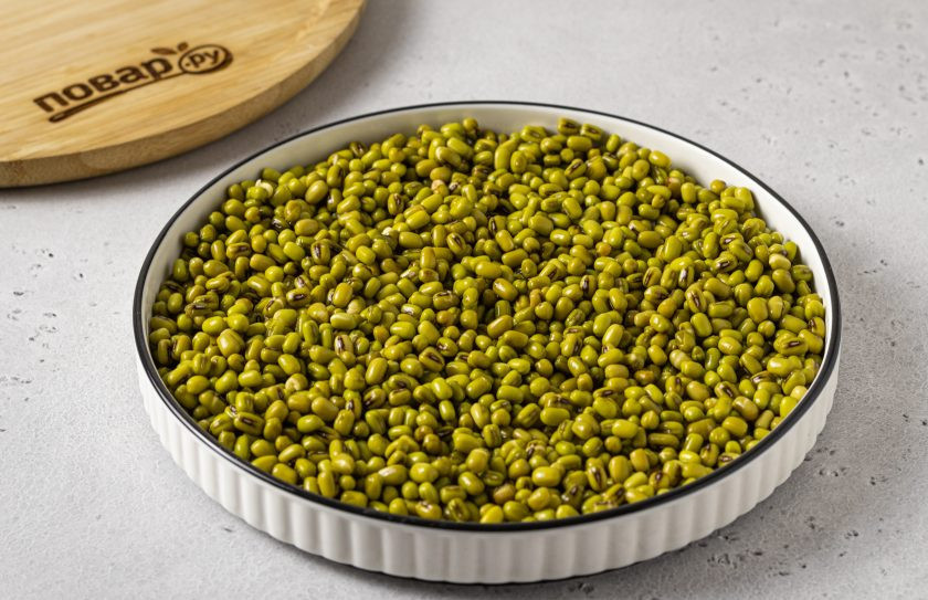 1. Этап. Пророщенный маш: Выложите маш тонким слоем в тарелку с бортиками. Влейте немного (50-60 мл.) воды.