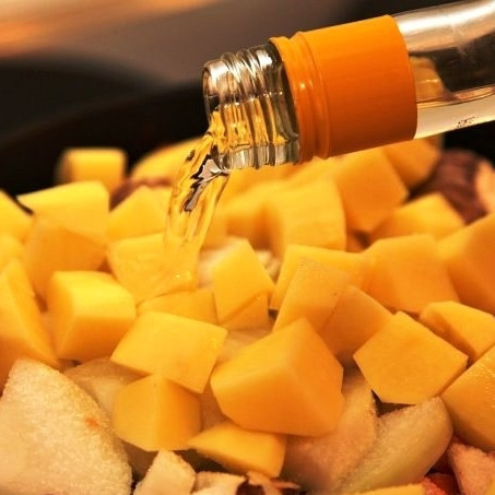 1. Этап. Жаркое из конины: Туда же - кубиками нарезанный картофель, соль и белое вино. Накрываем кастрюлю крышкой и ставим в духовку, предварительно разогретую до 200 градусов. Запекаем полтора часа под крышкой.