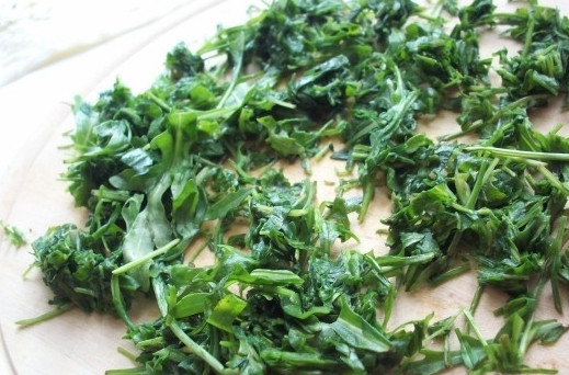 1. Этап. Лаваш с красной рыбой и сыром: Рукколу и другую зелень (если используете) помойте и измельчите. Можно просто порвать ее на кусочки руками, а можно нарезать с помощью ножа.