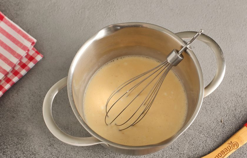 1. Этап. Запеканка из вареной курицы: Добавьте молоко и сметану. Перемешайте.