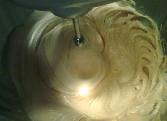 1. Этап. Имбирное печенье на Рождество: Затем добавьте сироп и яйцо. Массу взбейте до единой консистенции.