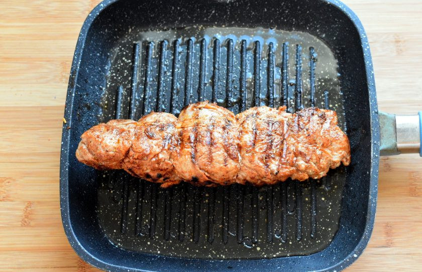 1. Этап. Свиная вырезка по-азиатски с кисло-сладким соусом: Разогрейте сковороду-гриль, смажьте кунжутным маслом и обжарьте вырезку со всех сторон до румянца. Накройте сковороду крышкой, уменьшите нагрев ниже среднего и жарьте мясо, временами переворачивая, минут 10-15. Проверьте проколом готовность мяса – сок должен быть абсолютно прозрачным! Готовое мясо заверните в фольгу и сохраните теплым.