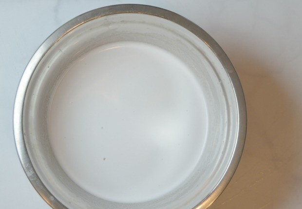 1. Этап. Булочки для перекуса: 11. Соедините в кастрюле воду и соду, отправьте на огонь и выложите в кастрюлю по 3 булочки, оставьте на полминуты, затем переверните и готовьте еще 30 секунд.