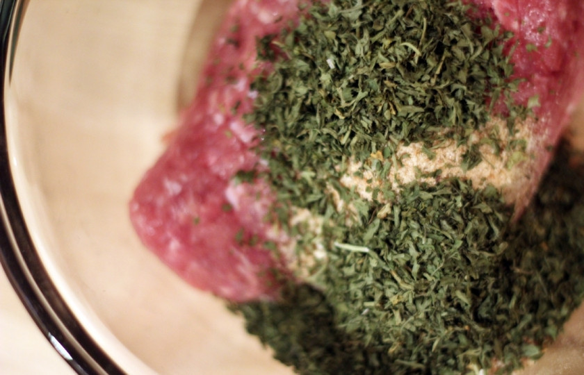 1. Этап. Суп с фрикадельками из индейки: 1. Сначала приготовим фрикадельки - филе пропустим через мясорубку, смешаем с сухарями, тертым сыром, измельченной петрушкой, луком и чесноком, а также яйцом и специями. У меня все овощи и зелень были сушеные, но можно добавить и свежие. Перемешаем до однородности.