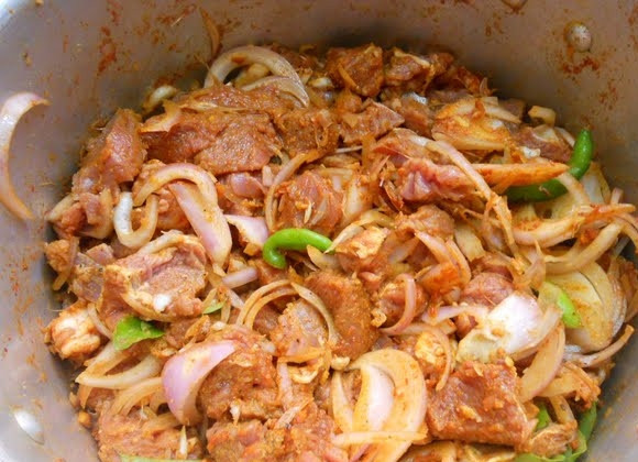 1. Этап. Томленная говядина со специями: 5. Тщательно перемешайте все, обжарьте минут 15-20. Затем добавьте немного воды. Накройте крышкой и отправьте в разогретую до 160 градусов духовку. Там томите говядину 1.5-2 часа до полной готовности.