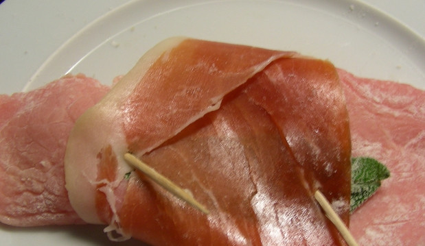 1. Этап. Сальтимбокка по-римски: Кусочки мяса посолите и поперчите. Положите на каждый кусочек по листику шалфея и заверните все это в ломтик пармской ветчины. Закрепите получившуюся 