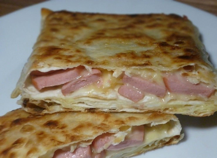 1. Этап. Быстрые пирожки из лаваша: 7. Переложите пирожки в тарелку и сразу подавайте, приятного аппетита!