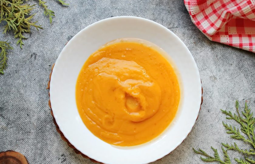 1. Этап. Муссовый торт с манго: В пюре для мусса влейте распущенный желатин и перемешайте до однородности.