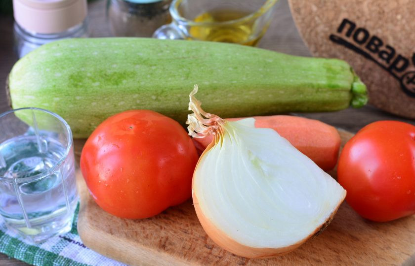 1. Этап. Кабачки с помидорами и морковью на зиму: Подготовьте все ингредиенты.