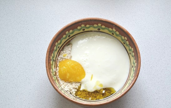 1. Этап. Овсяные лепешки в духовке: 4. Влейте кефир и растительное масло, добавьте мед.