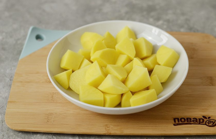 1. Этап. Пататас бравас: Картофель помойте, очистите от кожуры, нарежьте крупными ломтиками.