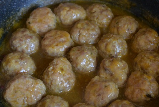 1. Этап. Фрикадельки из индейки в цитрусовой глазури: Аккуратно перемешиваем фрикадельки в соусе, чтобы он их полностью покрыл, отключаем огонь. Оставляем фрикадельки в соусе, чтобы они пропитались вкусом и ароматом соуса, минимум на 10 минут.