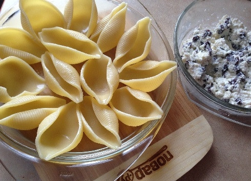 1. Этап. Сладкие конкильони с творогом: 4. Включаем духовку, пусть разогревается до 200 градусов. И теперь нам необходимо наполнить ракушки творожной начинкой.