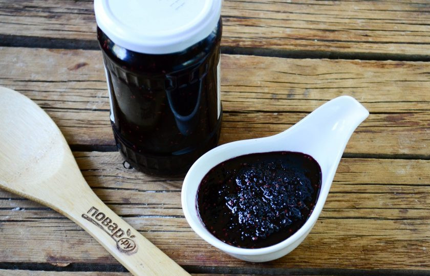 1. Этап. Джем из шелковицы на зиму: Разлейте джем по чистым стерилизованным банкам и плотно закупорьте его металлическими крышками.