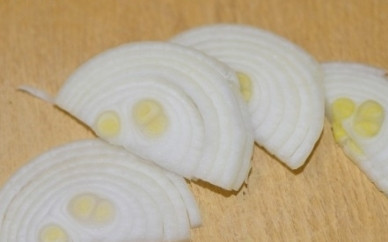 1. Этап. Маринованная сельдь с луком: Чистим лук, нарезаем его кольцами или полукольцами.