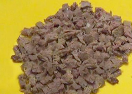 1. Этап. Салат Лебединая верность: Отварную говядину и маринованные огурцы нарезаем небольшими кусочками.