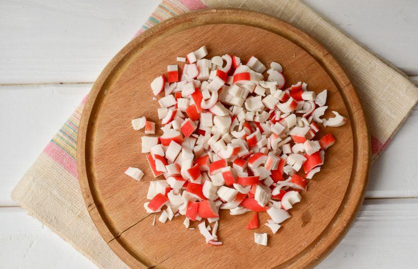 1. Этап. Салат Марсель с крабовыми палочками: Нарежьте крабовые палочки.