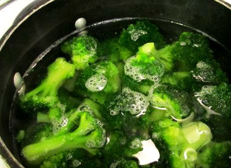 1. Этап. Кета с брокколи: Берем брокколи. Промываем под проточной водой. Ставим воду в кастрюле греться на плиту. Разделяем брокколи на соцветия, кладем в кастрюлю. Варим овощи в подсоленной воде 30-40 минут на среднем огне.