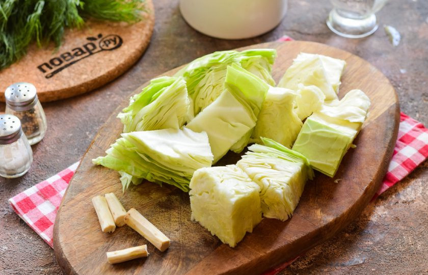 1. Этап. Капуста со свеклой и хреном на зиму: Капусту нарежьте небольшими кусочками.