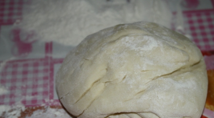 1. Этап. Манты из свинины: Замесите тесто. Оно должно быть эластичным и к рукам не прилипать. Заверните в пищевую пленку и отставьте.