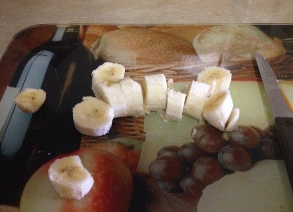 1. Этап. Коктейль Молочный с мороженым и бананом: 1. Очистите банан от кожуры и нарежьте его небольшими кусочками.